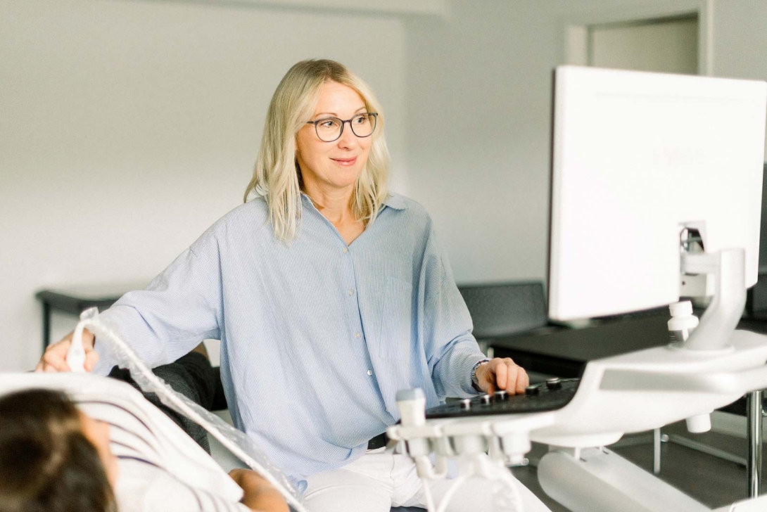 Untersuchung mit Patientin in der Praxis Dr. Seiberlich in Lörrach